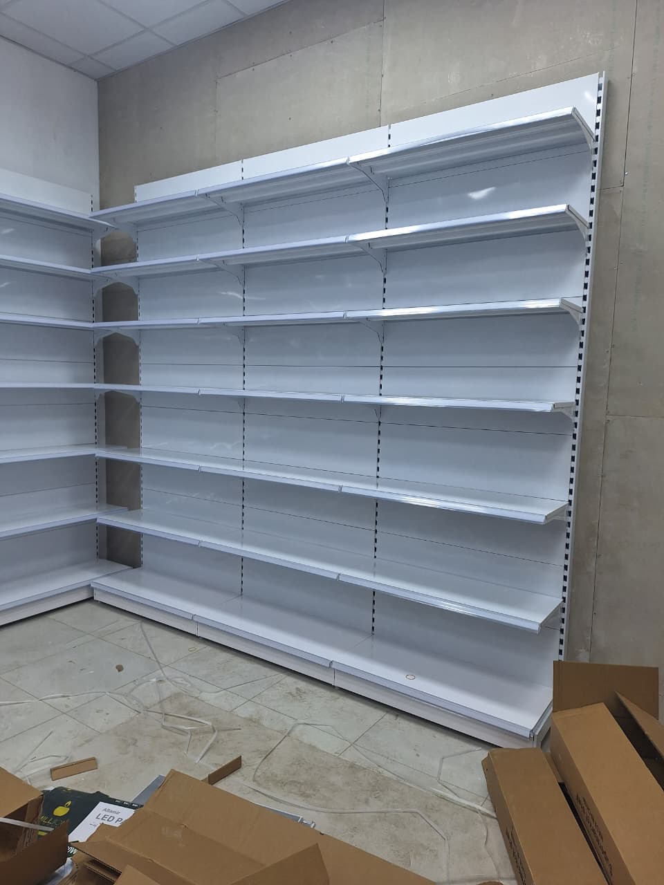 رفوف صيدلية