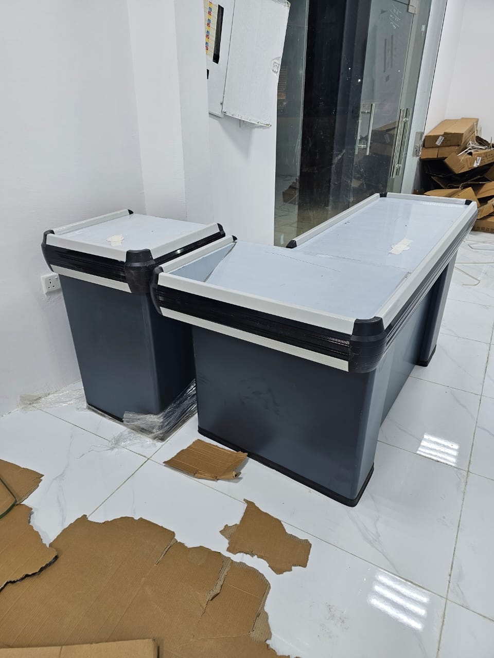 طاولات كاشير وعربيات تسوق